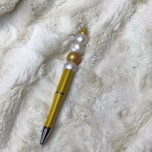 Handcrafted beaded. Gold/pearl white/pearl gold. Made with bpa free silicon…